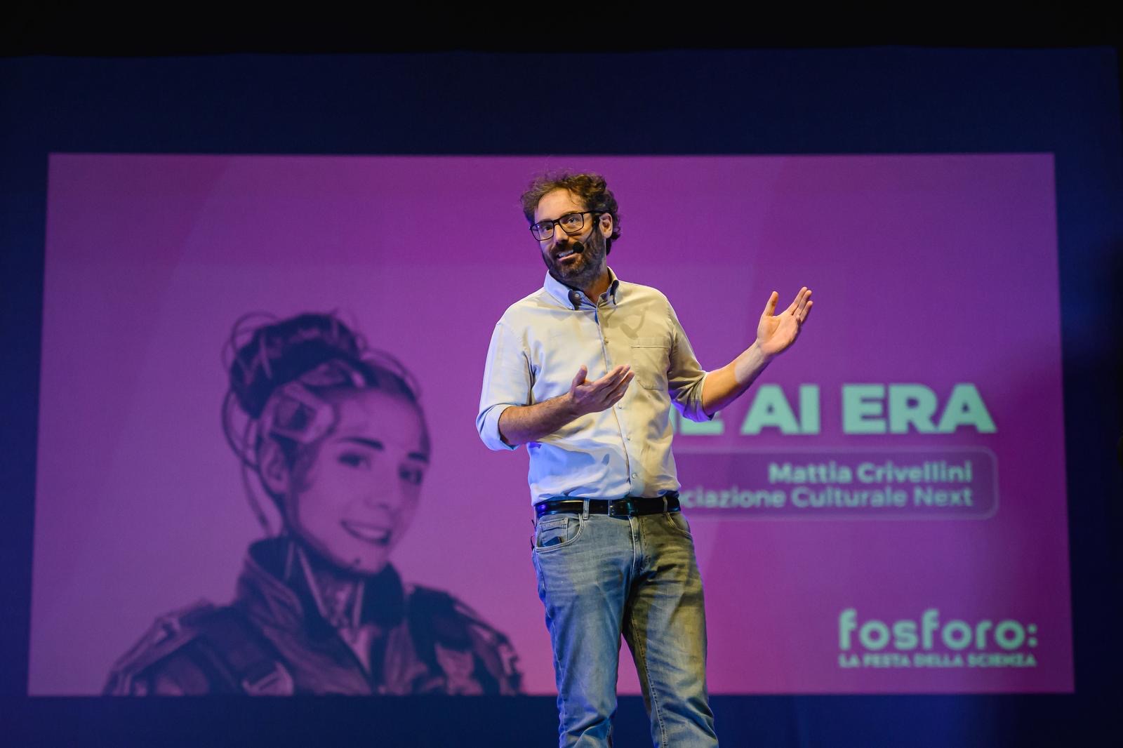 Mattia Crivellini sul palco durante THE AI ERA, con il titolo dello spettacolo proiettato alle sue spalle